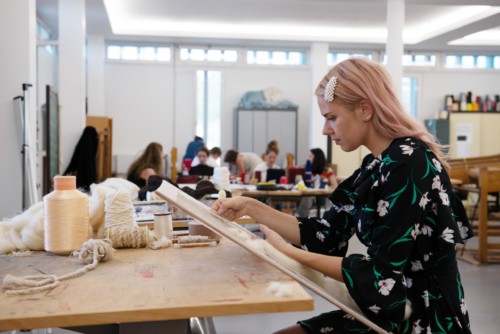 Summer School participant weaving, Summer School 2019, Tapestry and Artistic Interpretation, Cité internationale de la tapisserie, Aubusson   Lola Moser © Michelangelo Foundation