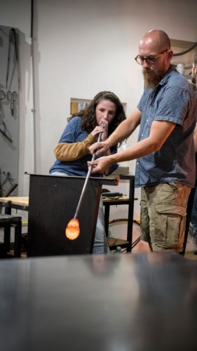 Master Artisan Andrew Brown at work with a student, Summer School 2019, Glassblowing, Belle Ile Marc Baudrillart©Michelangelo Foundation