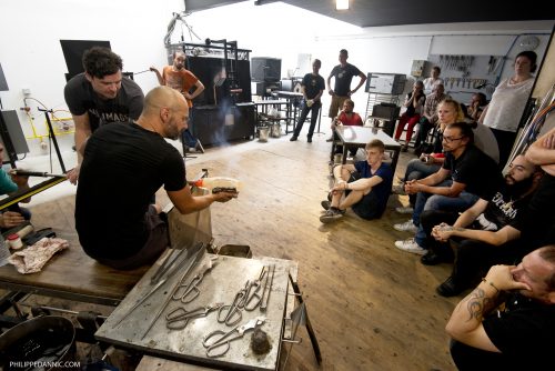 Glass maker sharing his savoir faire with a group of students ©Philippe Dannic