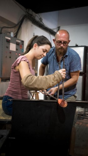 Master Artisan Andrew Brown at work with a student, Summer School 2019, Glassblowing, Belle Ile Marc Baudrillart©Michelangelo Foundation