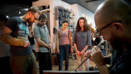 Master Artisan Andrew Brown at work with the students, Summer School 2019 Glassblowing Belle Ile Marc Baudrillart©Michelangelo Foundation