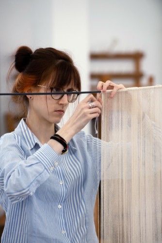 School participant preparing a frame to weave, Summer School 2019, Tapestry and Artistic Interpretation, Cité internationale de la tapisserie, Aubusson Lola Moser © Michelangelo Foundation