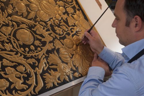 Sebastiaan Van Soest painting the gilded leather by hand   ©Goudleeratelier Van Soest