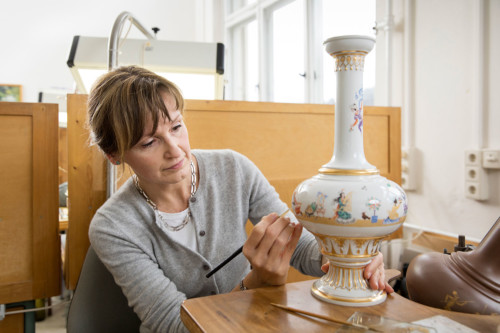 Elke Dannenberg, master porcelain decorator from the Meissen Manufactory. © Tomas Bertelsen