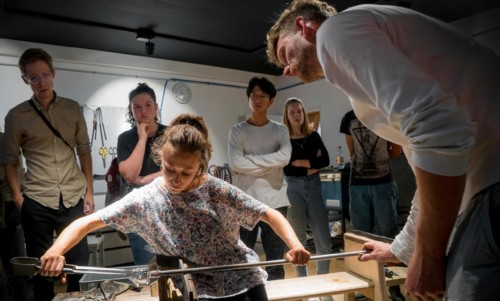Master artisan Ned Cantrell with a student, Summer School 2019, Glassblowing, Belle Ile Marc Baudrillart©Michelangelo Foundation
