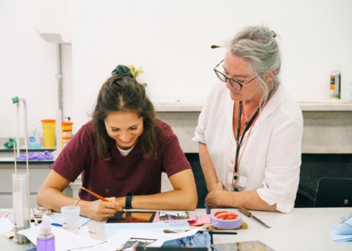 Gilding and Verre Eglomisé, participant at work with master artisan, Summer School London   Marco Kesseler © Michelangelo Foundation