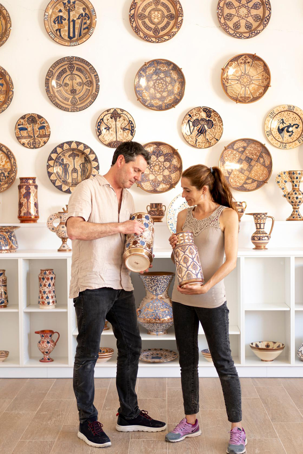 Clara Martínez Muñoz, trainee to ceramicist Arturo Mora